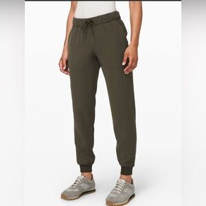 Lululemon women's On the Fly Jogger pants Dark Olive size 4 mid rise